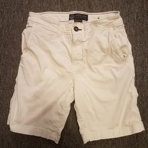 American Eagle Classic White Shorts (SIZE 28)